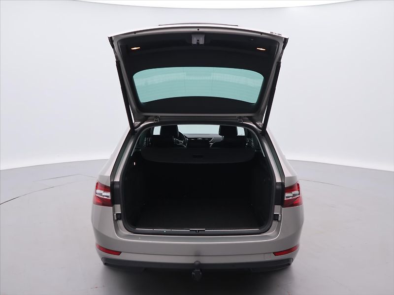 Škoda Superb 2,0 TDI 140kW 4x4 DSG Style CZ - fotka 9 z 34