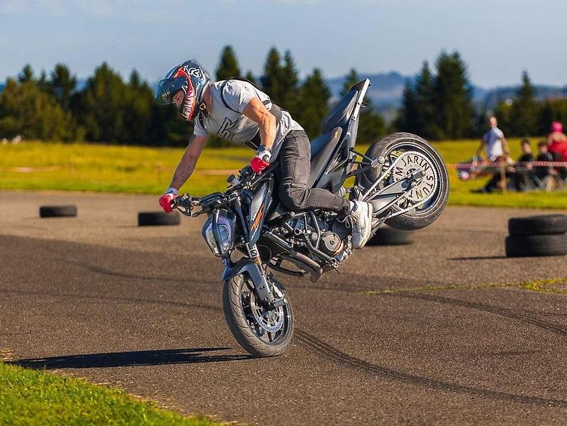 Začal na fichtlu v Kraslicích a dnes předvádí kaskadérské triky při stuntridingu.