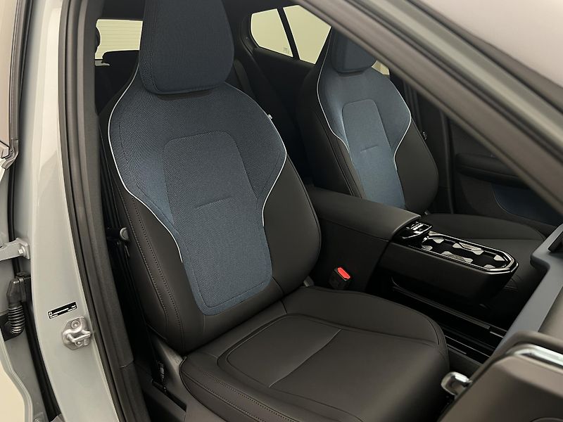 Volvo EX30 CC P5 RWD LONG RANGE PLUS - fotka 26 z 47