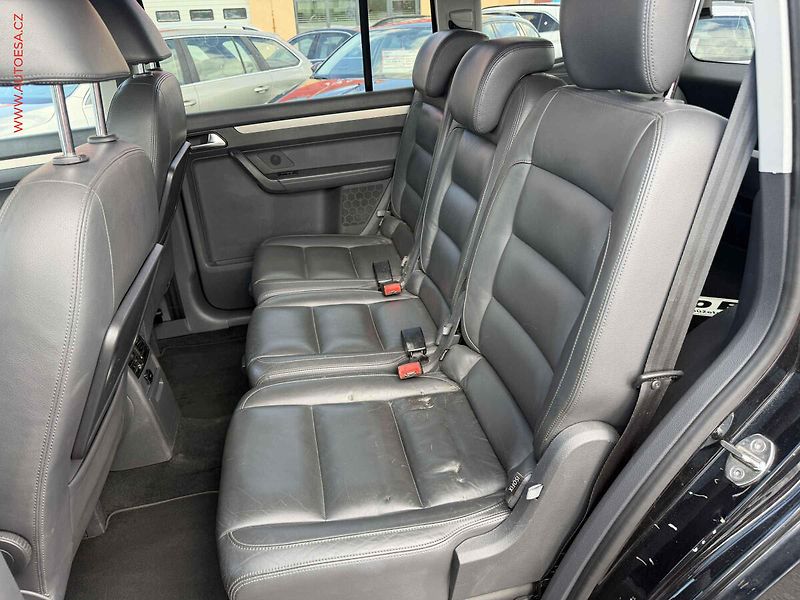 Volkswagen Touran (2010) 2.0 TDi, Highline, DSG, bixen - fotka 10 z 17