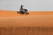 Účastníci Rallye Dakar zdolávají obrovské duny