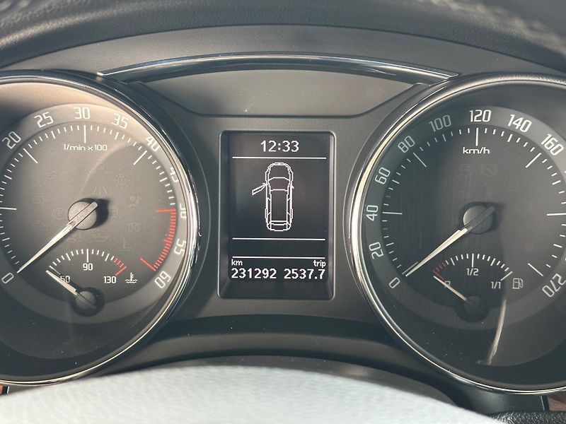 Škoda Superb (2014) 2.0TDi PRAVIDELNÝ SERVIS - fotka 12 z 19