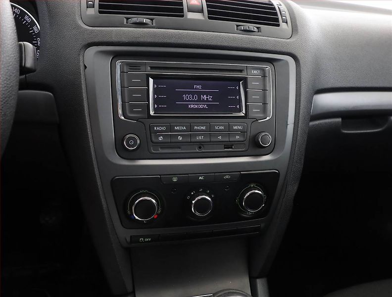 Škoda Octavia (2010) 1.6, po STK, rezervace - fotka 9 z 16