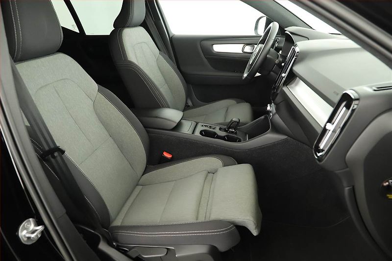 Volvo XC40 (2022) B3 - fotka 16 z 18
