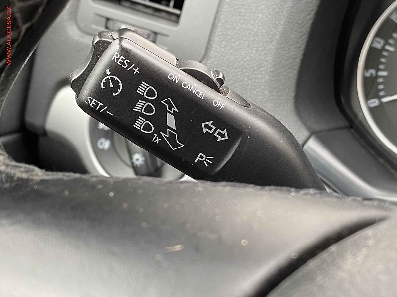Škoda Octavia (2011) 1.6 TDi, ČR, Elegance - fotka 12 z 15