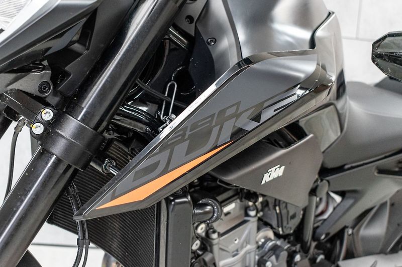 KTM 890 Duke L *AKRAPOVIC* - fotka 9 z 20
