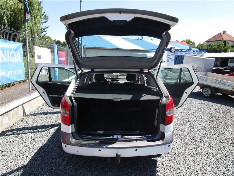 Renault Laguna Grandtour 1.9dCi, aut Klima - fotka 33 z 40