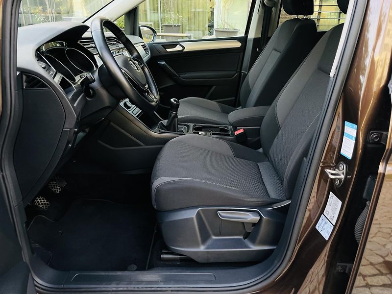 Volkswagen Touran 1.2TSI MANUÁL 7MÍST SERVISKA - fotka 27 z 42