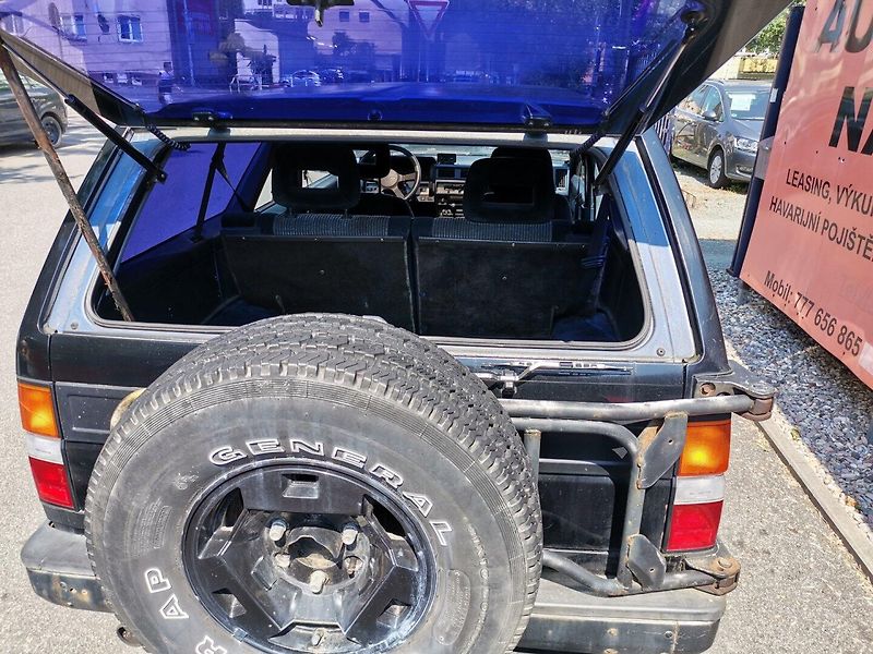 Nissan Pathfinder (1989) 3.0i V6 Terrano I D21 4x4 3dv. - fotka 27 z 30
