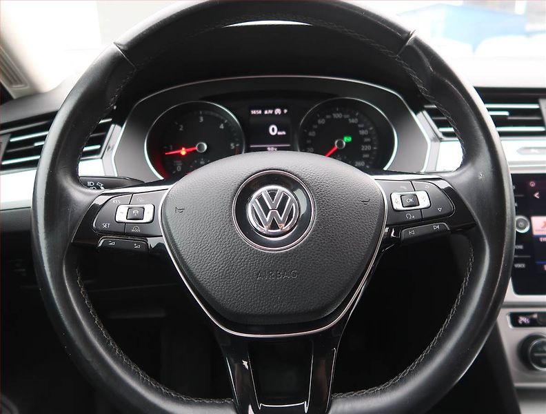 Volkswagen Passat (2018) 2.0 TDI, Automat, Navi - fotka 16 z 20