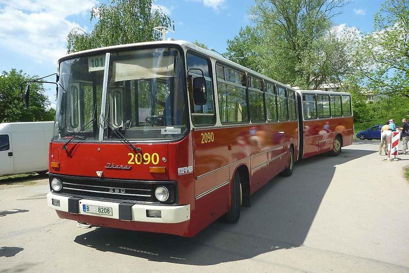 Maďarský kloubový autobus Ikarus 280 vyfotografovaný v Třebíči.