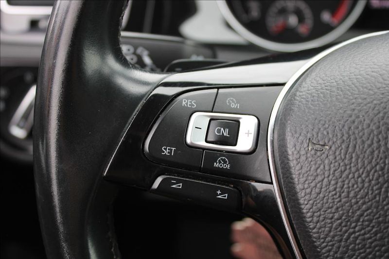 Volkswagen Golf 2,0 TDi  XENONY, AUTOMAT - fotka 17 z 29