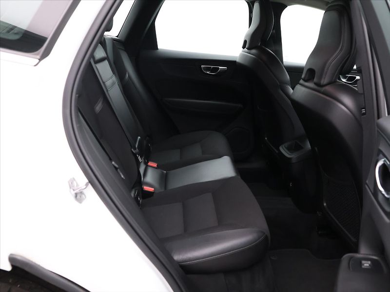 Volvo XC60 2,0 B4 Drive-E MomentumPro AWD - fotka 13 z 28