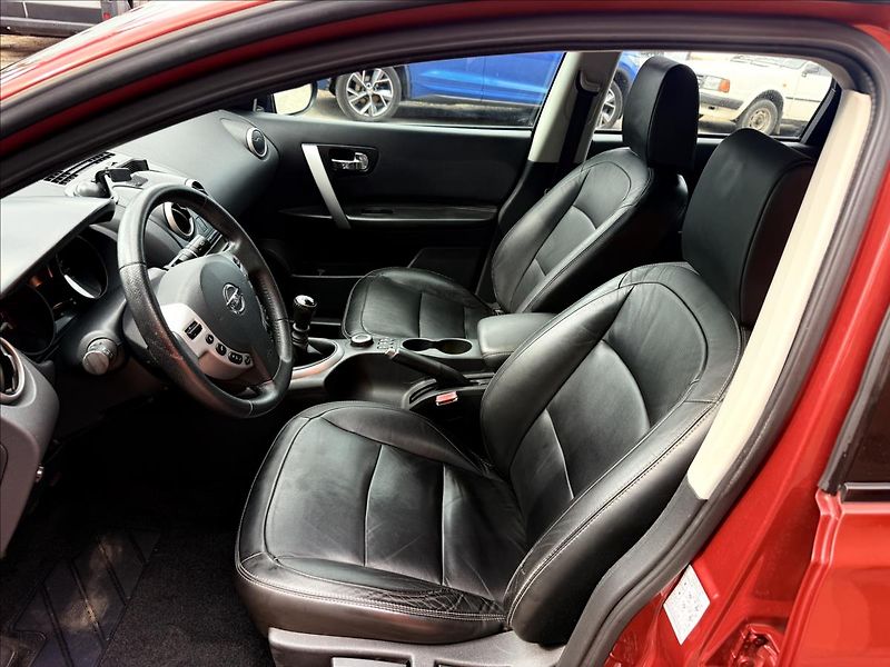 Nissan Qashqai 2,0 i Tekna - fotka 18 z 23