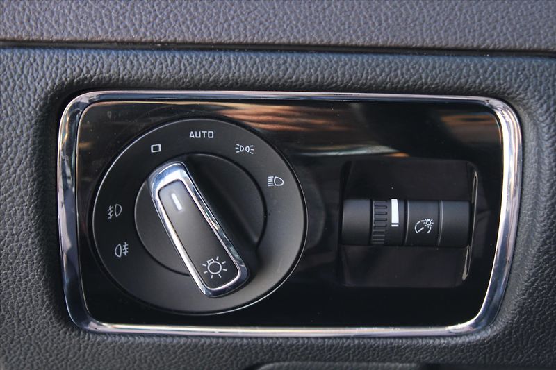 Škoda Superb 3.6 FSI 4x4 L&K NAVI DPH ČR - fotka 14 z 25