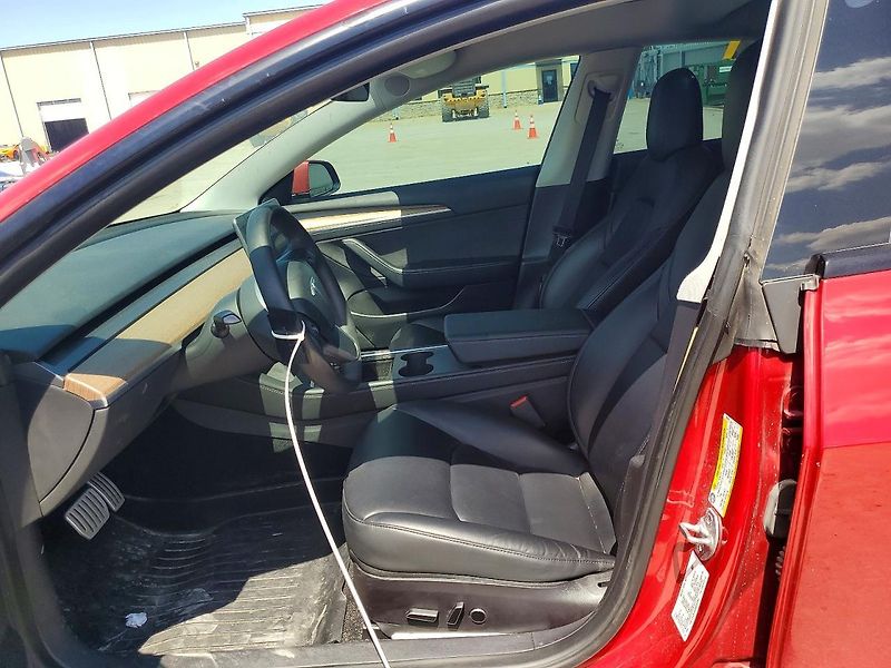 Tesla Model 3 (2022) Auto na cestě - fotka 7 z 13