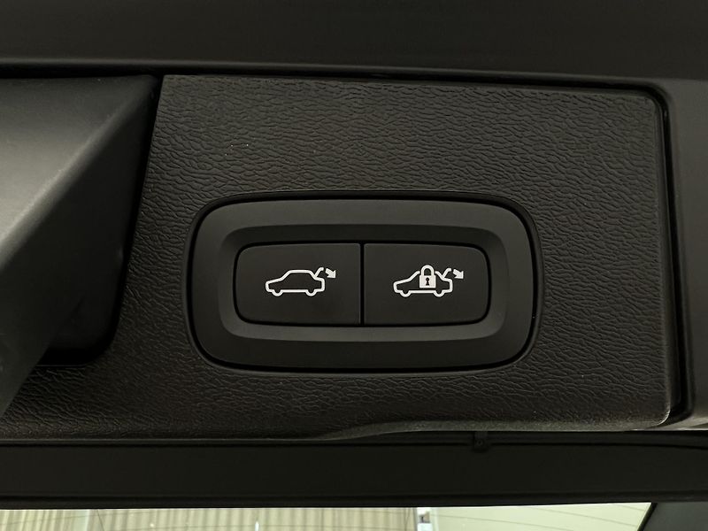 Volvo XC60 B4 AWD DARK PLUS AUT - fotka 37 z 39