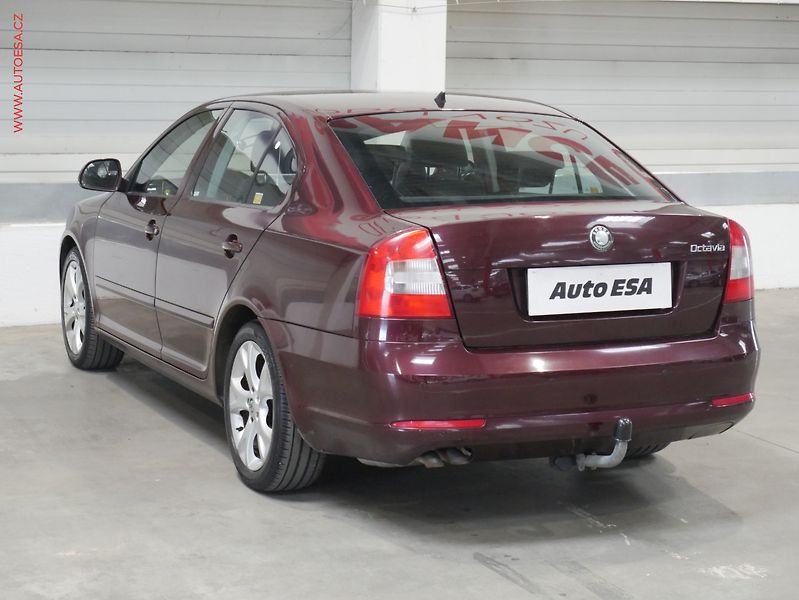 Škoda Octavia (2009) 2.0 TDi, ČR, xenon, autoAC - fotka 4 z 19