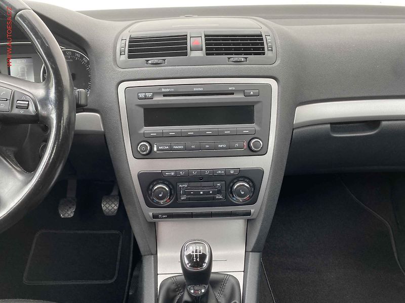 Škoda Octavia (2011) 1.6 TDi, ČR, Elegance - fotka 12 z 17
