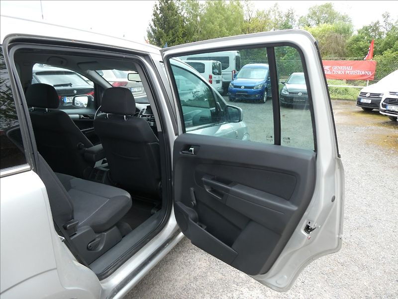 Opel Zafira 1,8 i 16V klima, závěs - fotka 23 z 38