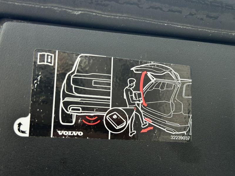 Volvo V90 CC D4 AWD/TZ/pneu REZERVACE - fotka 29 z 50