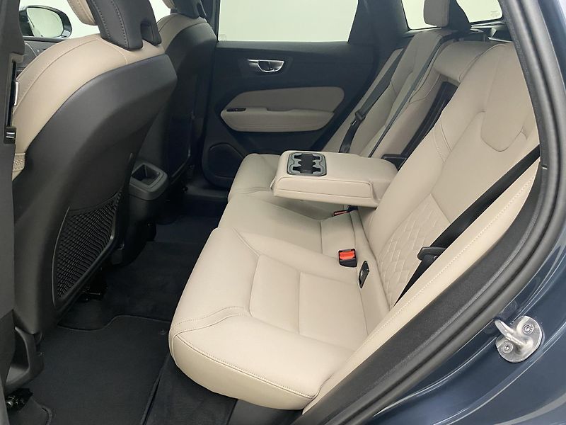 Volvo XC60 B5 AWD DARK PLUS AUT CZ - fotka 5 z 51