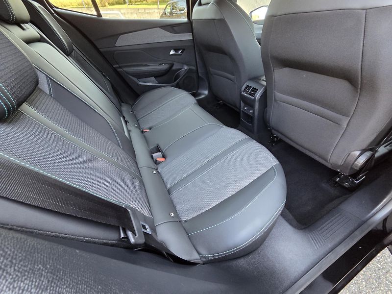 Peugeot 408 (2025) Hybrid e-DCS 145 ALLURE EAT6 - fotka 11 z 32