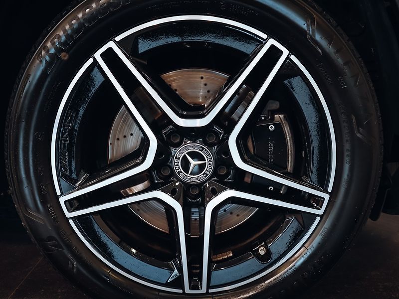 Mercedes-Benz GLB 250 4MATIC AMG - fotka 24 z 25