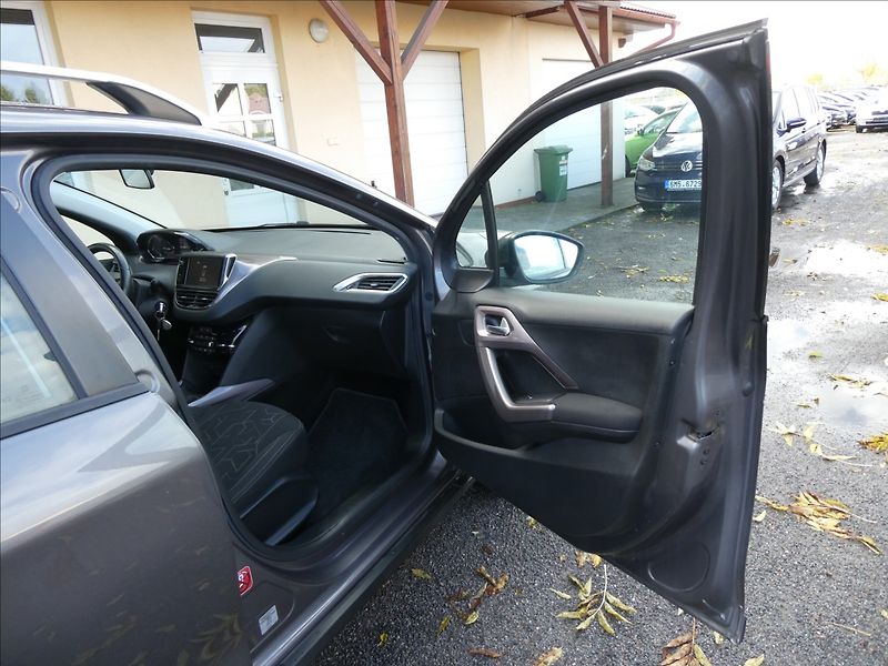 Peugeot 2008 1,2 PureTech 60kW - fotka 24 z 38