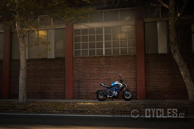 CFMOTO 300 NK (2026) - fotka 7 z 15