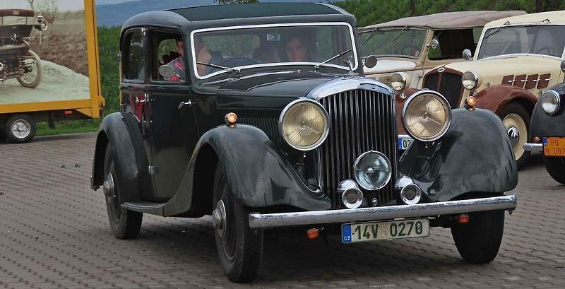 Pálavský Oldtimer přilákal na Břeclavsko desítky elegantnch veteránů.