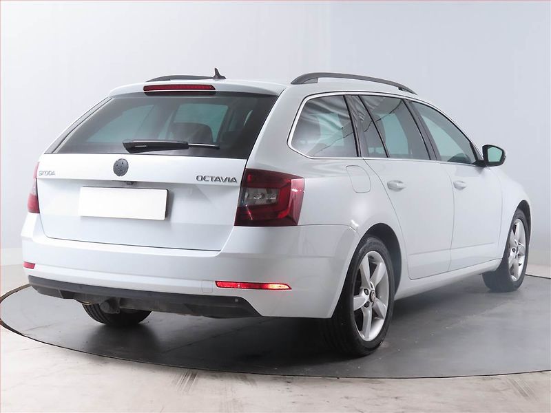Škoda Octavia (2018) Ambition Plus 1.5 TSI, Navi - fotka 5 z 17