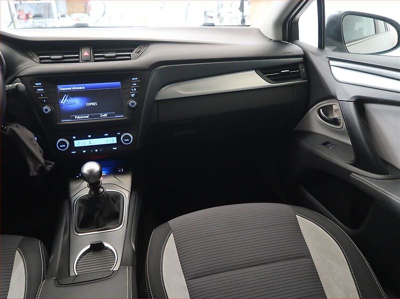 Toyota Avensis (2016) 2.0 D-4D, Serv.kniha, Navi - fotka 8 z 17