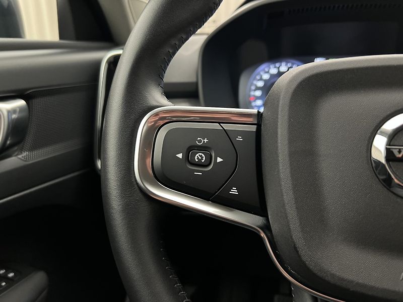 Volvo XC40 D3 MOMENTUM PRO MAN - fotka 20 z 34