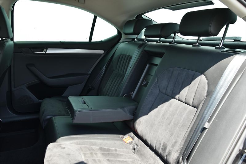 Škoda Superb 2.0TDI STYLE TAŽNÉ 1.MAJ. ČR - fotka 11 z 27