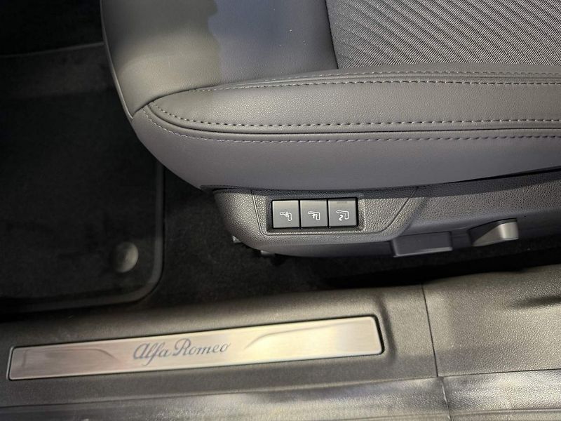 Alfa Romeo Junior (2025) Speciale Elettrica 54 kWh - fotka 18 z 26