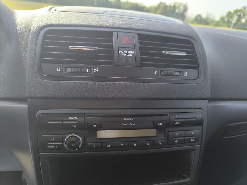 Škoda Yeti (2010) 1.2 TSI  DOLOŽENÉ KM - fotka 21 z 27