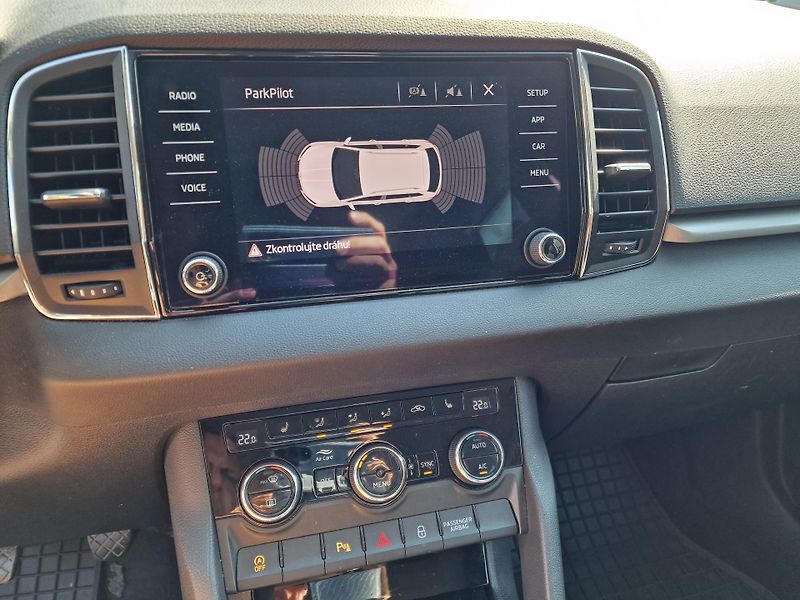 Škoda Karoq 1,0TSI 85KW VÝHŘEV,ALU KOLA  - fotka 12 z 18