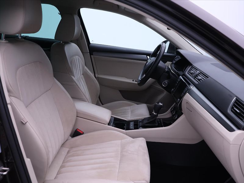 Škoda Superb 2,0 TSI 162kW DSG CZ Style - fotka 11 z 36