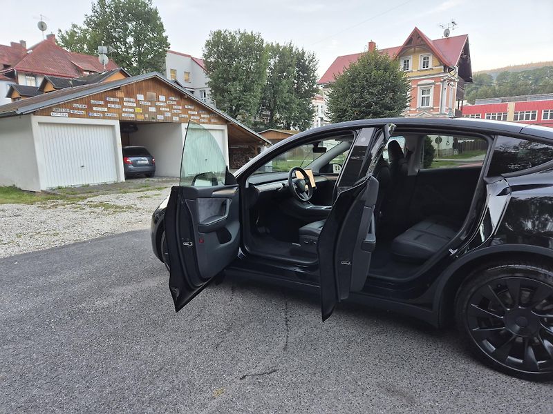 Tesla Model Y RWD 235kw 95,3 % - fotka 13 z 49