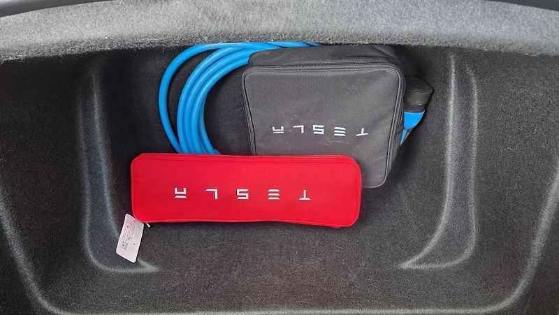 Tesla Model Y (2023) Long Range AWD DE SoH 92,9% - fotka 12 z 36