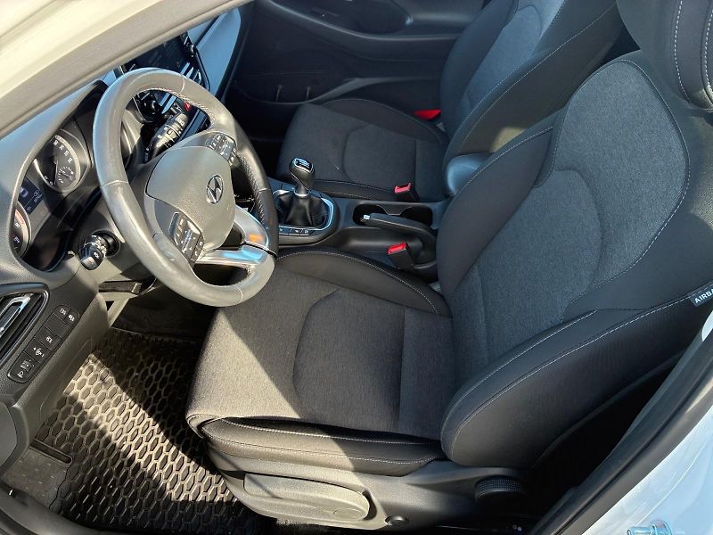 Hyundai i30 (2023) SMART 1.5T-GDI 118kW CZ DPH - fotka 7 z 11