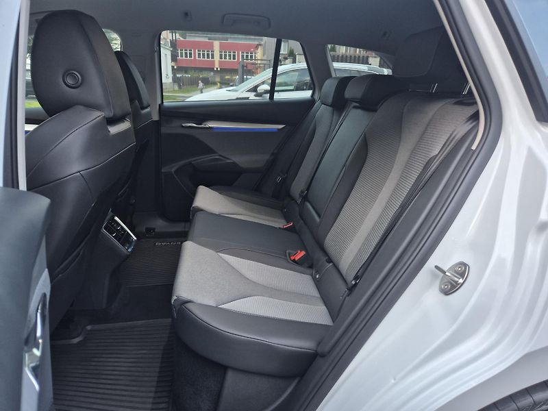 Škoda Enyaq 150kw, iV80 19ALU SOH 94% - fotka 42 z 47