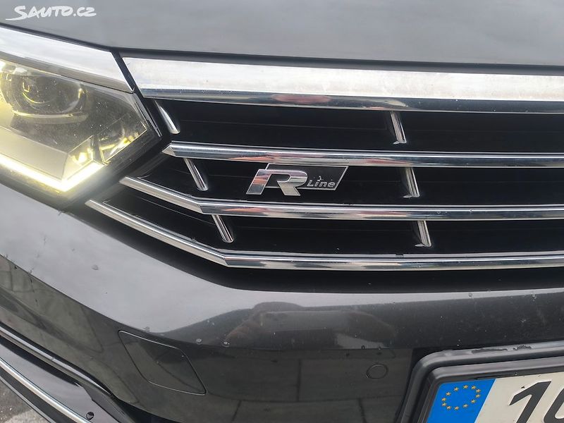 Volkswagen Passat R-LINE,MAX VÝBAVA,KRÁSNÝ,1.MAJ - fotka 7 z 29