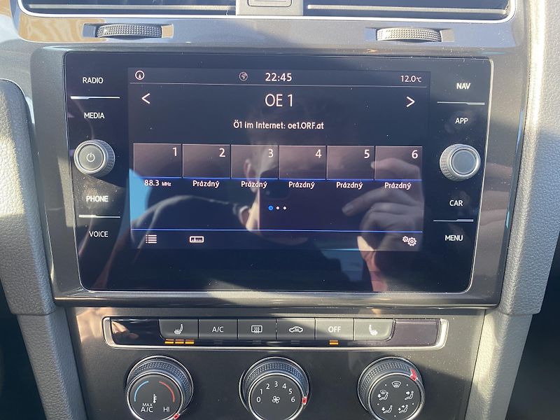 Volkswagen Golf 1.6TDi,PLNÁ VÝB.SUPER STAV!! - fotka 25 z 48