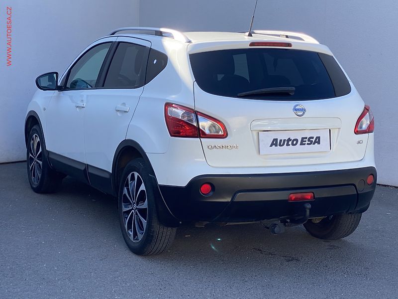 Nissan Qashqai (2012) 1.6dCi 4x4, 2.maj,ČR, AC, TZ - fotka 6 z 19