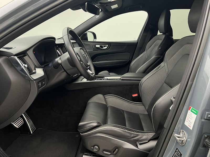 Volvo XC60 B4 AWD R-DESIGN AUT CZ - fotka 3 z 45