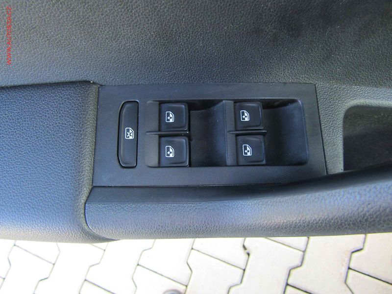 Škoda Octavia (2017) 1.6 TDi, AC, park.čidla - fotka 11 z 14
