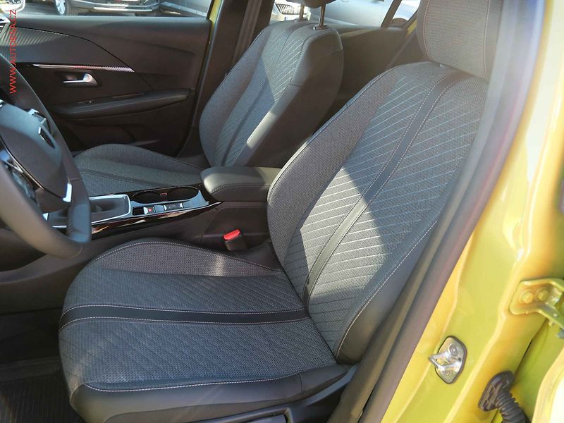 Peugeot 208 (2025) 1.2PT, 1.maj,ČR, Allure, LED - fotka 9 z 23