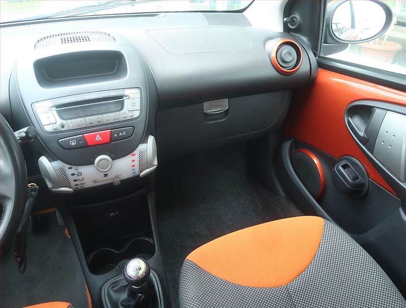 Toyota Aygo (2013) 1.0 VVT-i, Park. senzory - fotka 8 z 13
